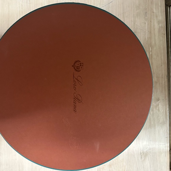 COPY - Loro piana huge round box as it for sale!!!!🤎🤎 - Picture 2 of 5